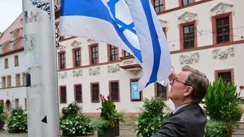 Bodo Ramelow (Die Linke) hisste zwei Tage nach dem Angriff der Hamas eine israelische Flagge vor der Thüringer Staatskanzlei