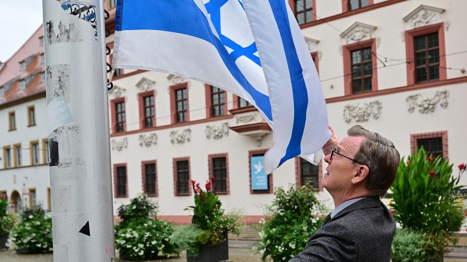 Bodo Ramelow (Die Linke) hisste zwei Tage nach dem Angriff der Hamas eine israelische Flagge vor der Thüringer Staatskanzlei