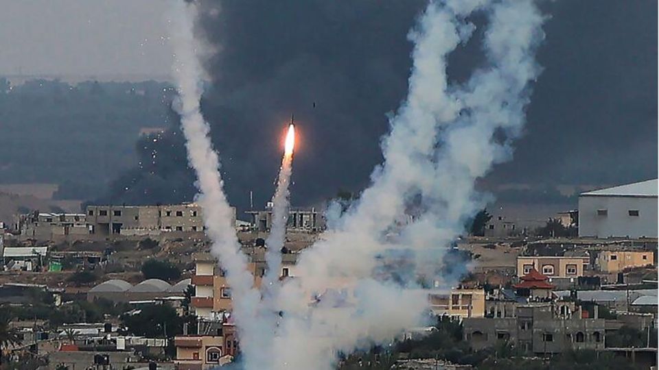 Hamas-Terroristen feuern aus Rafah, südlich im Gaza-Streifen gelegen, Raketen auf Israel ab.
