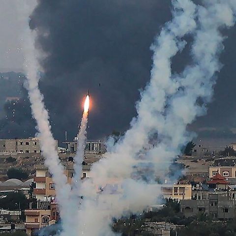 Hamas-Terroristen feuern aus Rafah, südlich im Gaza-Streifen gelegen, Raketen auf Israel ab.