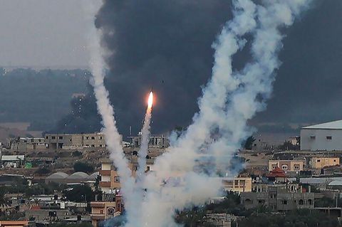 Hamas-Terroristen feuern aus Rafah, südlich im Gaza-Streifen gelegen, Raketen auf Israel ab.