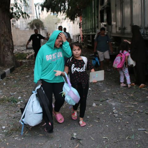 Zwei Mädchen in Gaza-Stadt fliehen vor dem Horror des Krieges