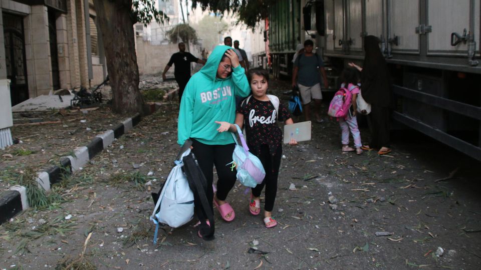 Zwei Mädchen in Gaza-Stadt fliehen vor dem Horror des Krieges