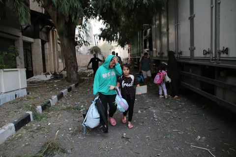 Zwei Mädchen in Gaza-Stadt fliehen vor dem Horror des Krieges