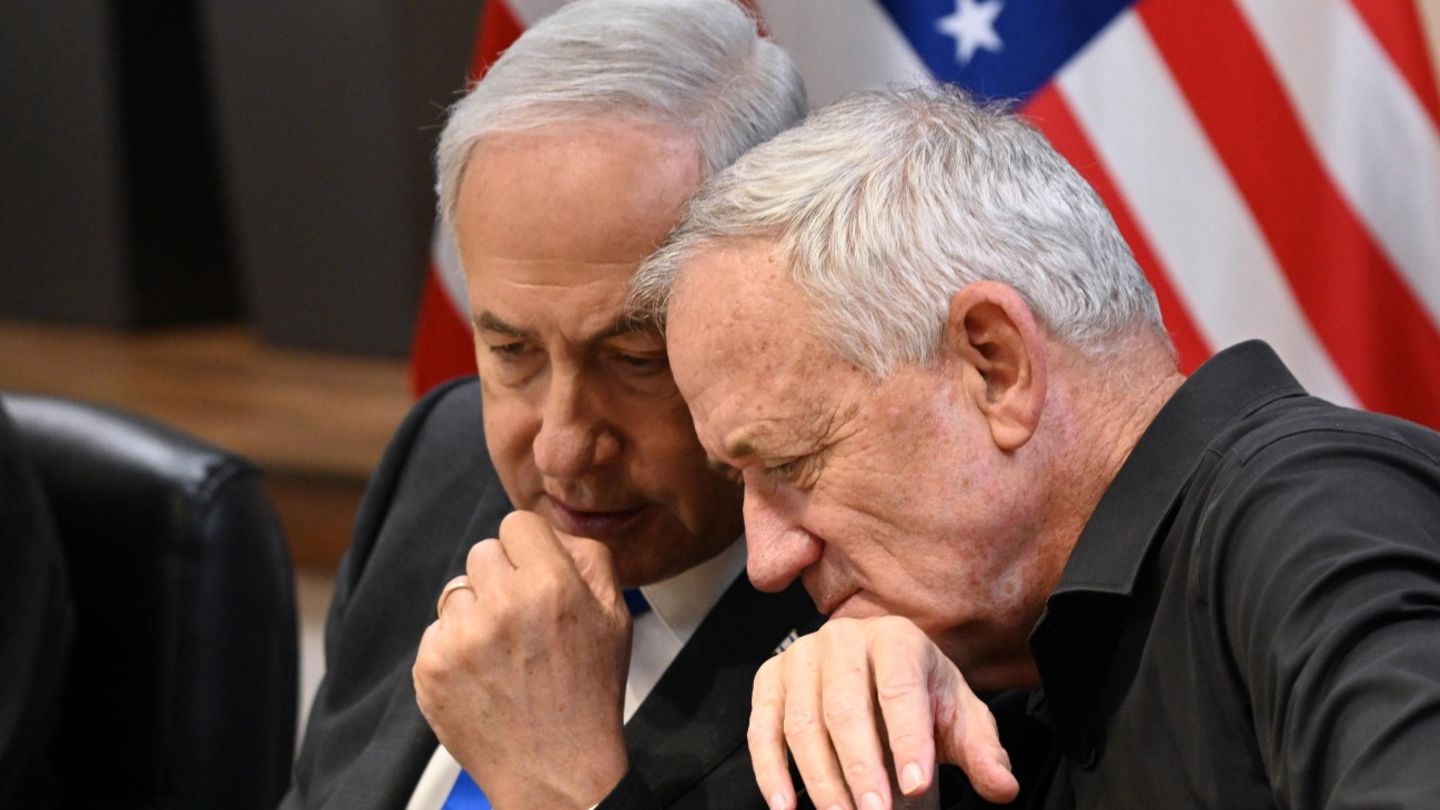Der israelische Premierminister Benjamin Netanjahu und Oppositionspolitiker Benny Gantz (r.)