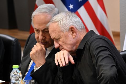 Der israelische Premierminister Benjamin Netanjahu und Oppositionspolitiker Benny Gantz (r.)