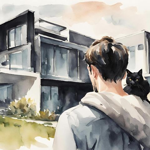 Ein Mann mit einer schwarzen Katze auf der Schulter schaut auf ein Haus
