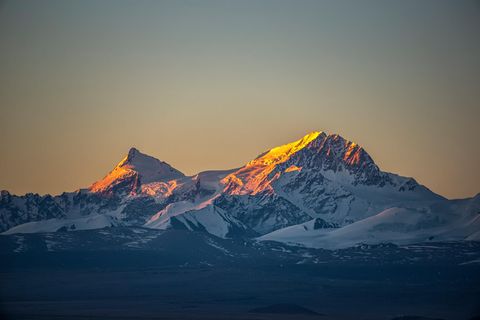 Der Shishapangma im Sonnenaufgang