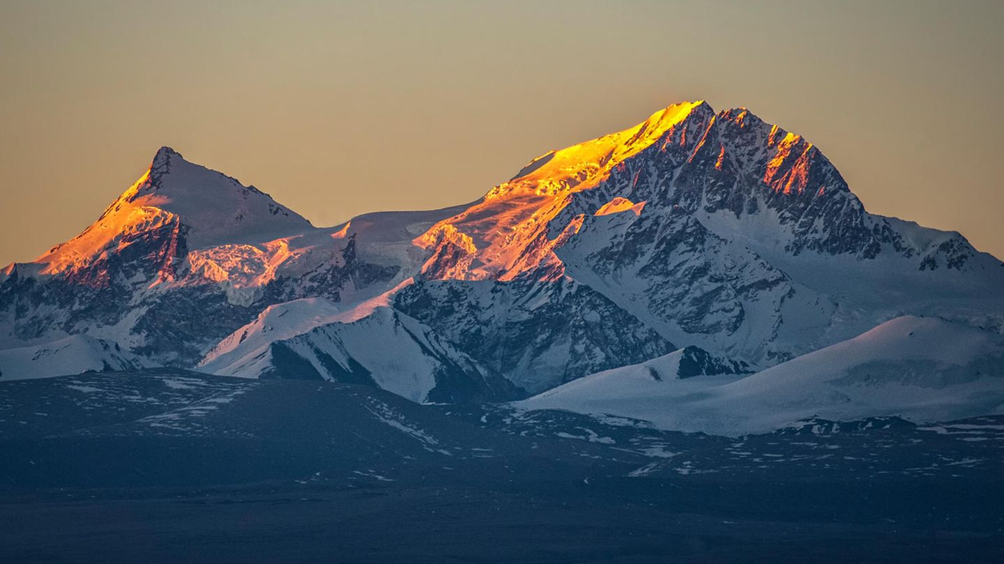 Der Shishapangma im Sonnenaufgang