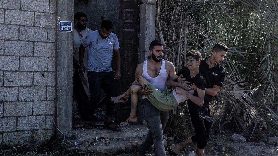 Ein verletzter Palästinenser wird nach einem israelischen Luftangriff aus einem Gebäude getragen Ein verletzter Palästinenser wird nach einem israelischen Luftangriff aus einem Gebäude getragen