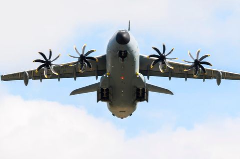 Ein Transportflugzeug Airbus A400M der Luftwaffe startet am Fliegerhorst Wunstorf (Archivbild)