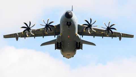 Ein Transportflugzeug Airbus A400M der Luftwaffe startet am Fliegerhorst Wunstorf (Archivbild)