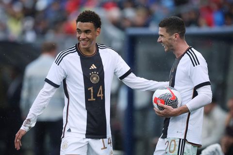 Die Freude ist zurück beim DFB-Team: Jamal Musiala (links) und Robin Gosens haben während des 3:1-Erfolgs über die USA sichtlich Spaß.