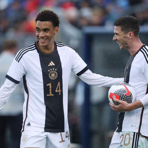 Die Freude ist zurück beim DFB-Team: Jamal Musiala (links) und Robin Gosens haben während des 3:1-Erfolgs über die USA sichtlich Spaß.