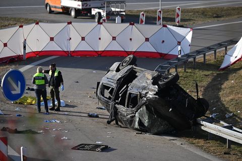 Nach dem Unfall mit sieben Toten auf der A 94 in Oberbayern sichern Ermittler die Spuren.