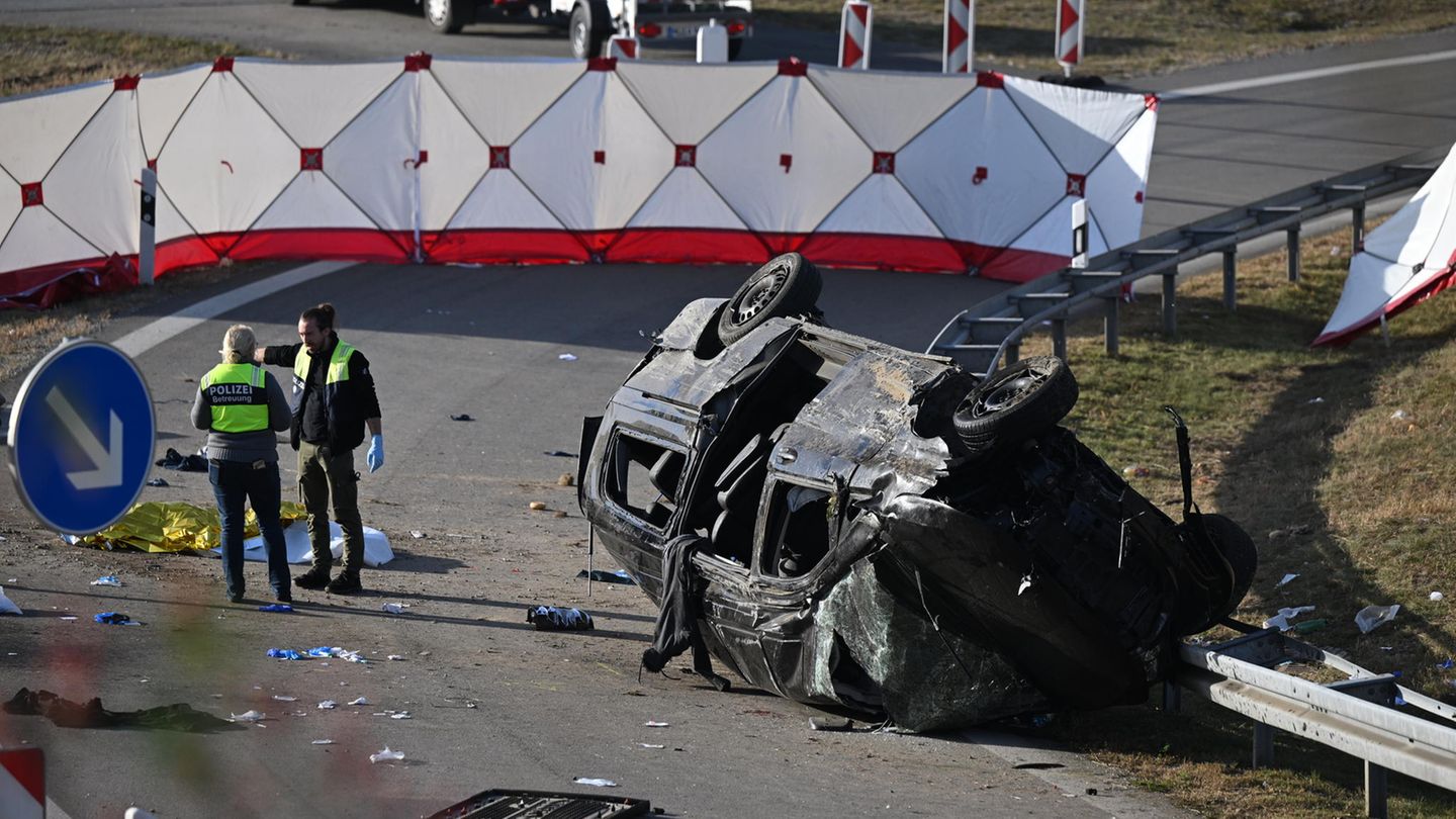 Nach dem Unfall mit sieben Toten auf der A 94 in Oberbayern sichern Ermittler die Spuren.