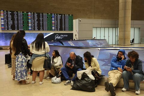 Reisende am Flughafen Ben Gurion in der Nähe von Tel Aviv, die auf Rückflüge warten, nach dem Terroranschlag der Hamas am 7. Oktober 2023