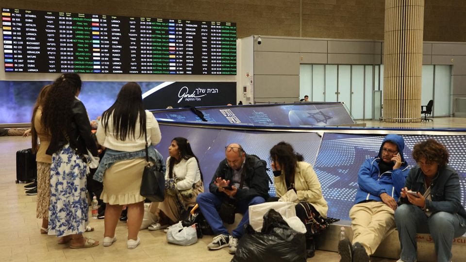 Reisende am Flughafen Ben Gurion in der Nähe von Tel Aviv, die auf Rückflüge warten, nach dem Terroranschlag der Hamas am 7. Oktober 2023