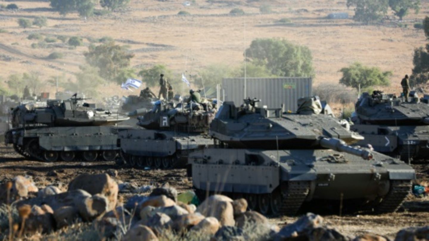 Israelische Panzer nahe der Grenze zum Libanon