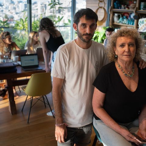 Dita Kohl-Roman (rechts) und Yardens Bruder Liri organisieren die Suche nach dem verschollenen Familienmitglied. Im Hintergrund helfen Freunde und Familienmitglieder bei der Aktion