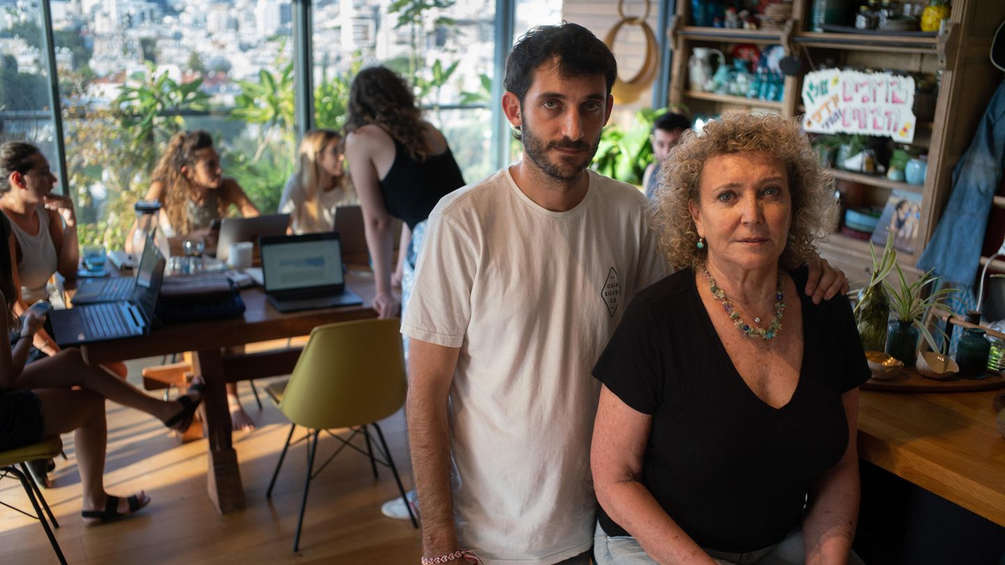Deutsche Geisel in Gaza : Dita Kohl-Roman (rechts) und Yardens Bruder Liri organisieren die Suche nach dem verschollenen Familienmitglied. Im Hintergrund helfen Freunde und Familienmitglieder bei der Aktion Dita Kohl-Roman (rechts) und Yardens Bruder Liri organisieren die Suche nach dem verschollenen Familienmitglied. Im Hintergrund helfen Freunde und Familienmitglieder bei der Aktion