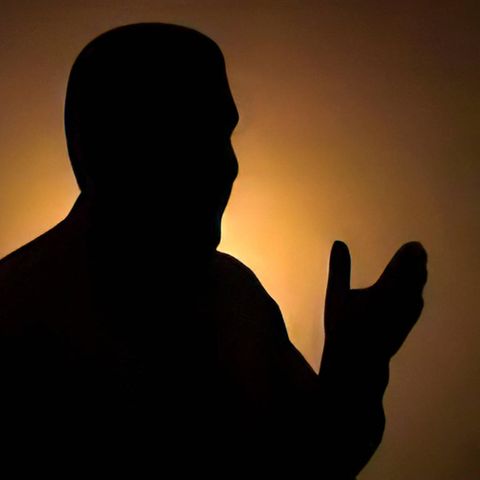 Man bekommt ihn selten zu Gesicht: Mohammed Deif, Anführer der Kassam-Brigaden, steckt hinter dem Terrorangriff auf Israel. Im TV-Sender der Hamas meldete sich Deif zu Wort, zu sehen war aber nur eine Schattierung.