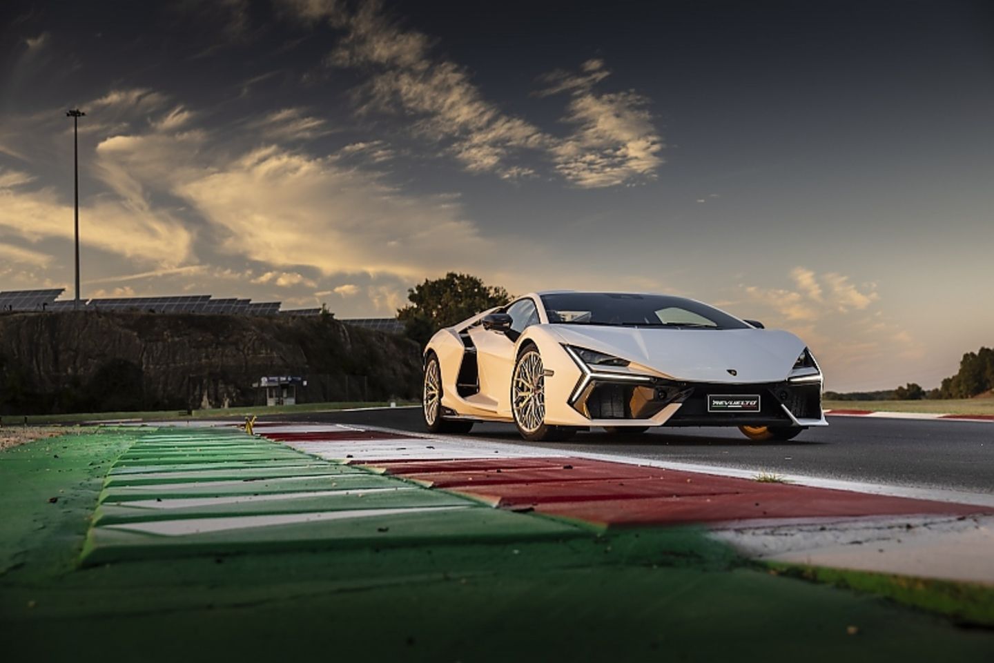 Lamborghini Revuelto 2024