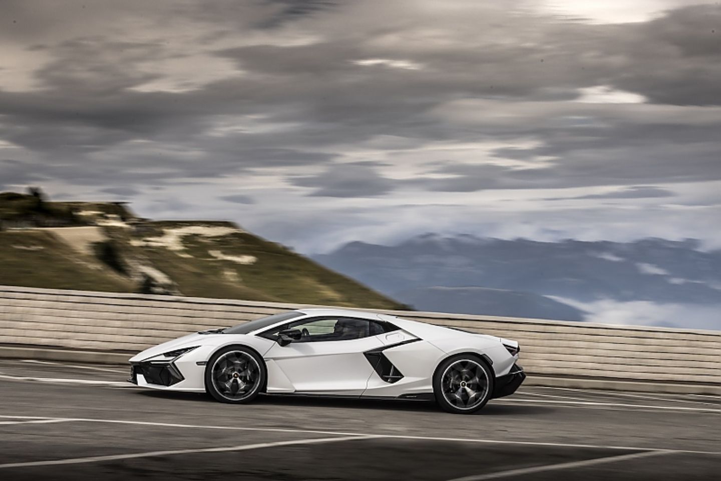 Lamborghini Revuelto 2024