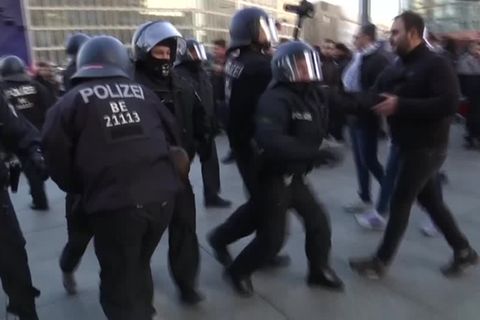 Video: Berlin: Polizei löst verbotene pro-palästinensische Kundgebung auf