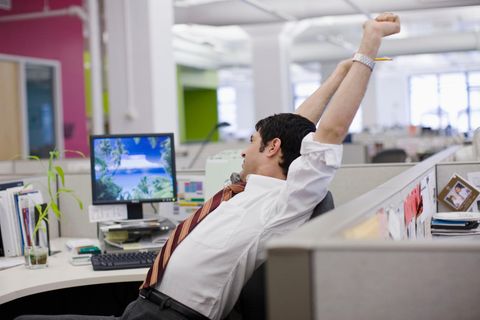 Ein müder Büro-Angestellter