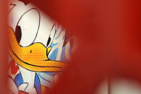 Bild von Donald Duck, umrandet von einer unscharfen roten Skulptur im Vordergrund