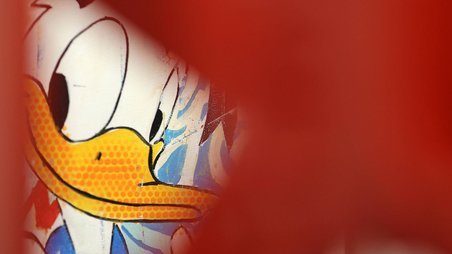 Bild von Donald Duck, umrandet von einer unscharfen roten Skulptur im Vordergrund