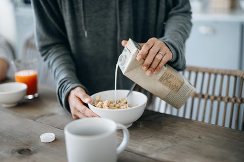 Zum Müsli oder im Kaffee: Hafermilch ist eine beliebte Alternative zur Kuhmilch