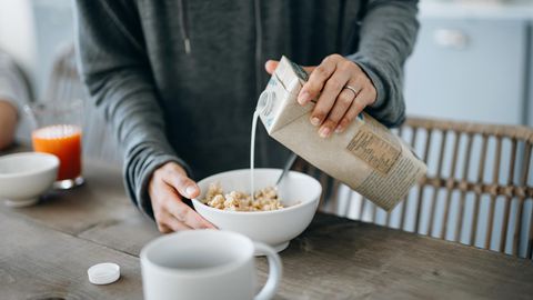 Zum Müsli oder im Kaffee: Hafermilch ist eine beliebte Alternative zur Kuhmilch