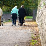 Die Mehrheit der Befragten (56 Prozent) plädiert dafür, dass die Rente zwischen 60 und 65 Jahren beginnt. Etwa jeder Fünfte rechnete angesichts des demografischen Wandels mit der Anhebung auf 65 bis 70 Jahre. Fast jeder Dritte (30 Prozent) ging davon aus, dass die Rente mit 70 in den nächsten drei bis fünf Jahren Realität werden wird.