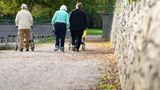 Die Mehrheit der Befragten (56 Prozent) plädiert dafür, dass die Rente zwischen 60 und 65 Jahren beginnt. Etwa jeder Fünfte rechnete angesichts des demografischen Wandels mit der Anhebung auf 65 bis 70 Jahre. Fast jeder Dritte (30 Prozent) ging davon aus, dass die Rente mit 70 in den nächsten drei bis fünf Jahren Realität werden wird.