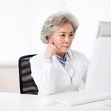 Je nach Bildungsstand zeigte sich bei der Arbeitsbereitschaft große Unterschiede. Eine Stelle in Vollzeit nach Erreichen des Rentenalters konnten sich laut Königsteiner Gruppe lediglich zwölf Prozent der Nichtakademiker vorstellen. Unter den Umfrageteilnehmern mit Hochschulabschluss stimmten hier hingegen 22 Prozent zu. Ein Grund dürfte sein, dass ihre Jobs häufig körperlich weniger anstrengend und oft flexibler gestaltbar sind. Die Hälfte der Befragten waren Akademiker.