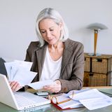 Nicht wenige der Befragten wollen im vermeintlichen Ruhestand sogar beruflich noch einmal richtig durchstarten. 15 Prozent der Angestellten können es sich laut der Untersuchung vorstellen, ein eigenes Gewerbe zu gründen. Die Umfrage des Marktforschungsunternehmens Bilendi fand im Februar 2023 statt.