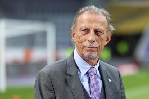 Christoph Daum steht in einem Stadion
