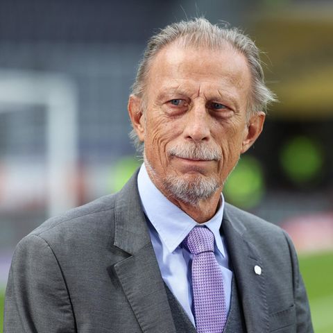 Christoph Daum steht in einem Stadion