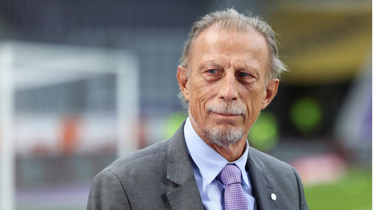 Christoph Daum steht in einem Stadion