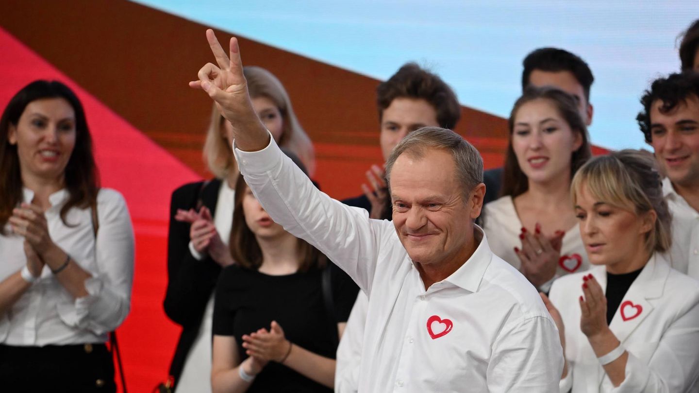 Donald Tusk zeigt das Victory-Zeichen