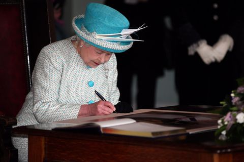 Queen Elizabeth II unterschreibt ein Dokument