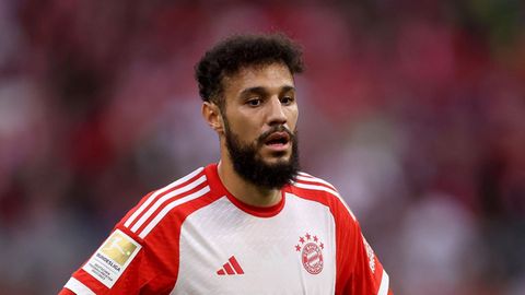 Noussair Mazraoui stemmt im Trikot des FC Bayern München seine Hände in die Hüften