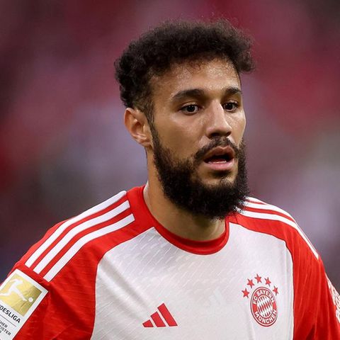 Noussair Mazraoui stemmt im Trikot des FC Bayern München seine Hände in die Hüften