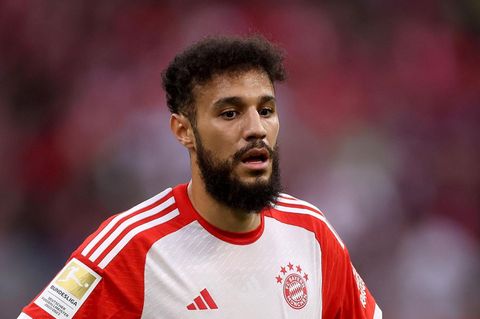Noussair Mazraoui stemmt im Trikot des FC Bayern München seine Hände in die Hüften