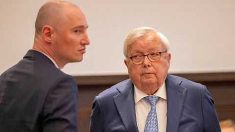 Der angeklagte Bankier Christian Olearius (r) steht neben seinem Anwalt Rudolf Hübner im Gerichtssaal des Bonner Landgerichts