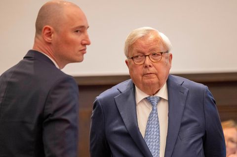 Der angeklagte Bankier Christian Olearius (r) steht neben seinem Anwalt Rudolf Hübner im Gerichtssaal des Bonner Landgerichts