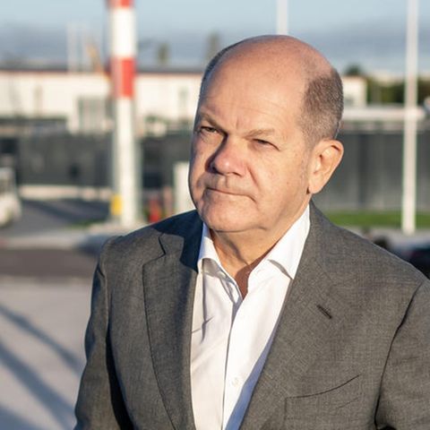 Bundeskanzler Olaf Scholz (SPD) steigt in ein Flugzeug der Flugbereitschaft, um zum Westbalkan-Gipfel nach Albanien zu fliegen 