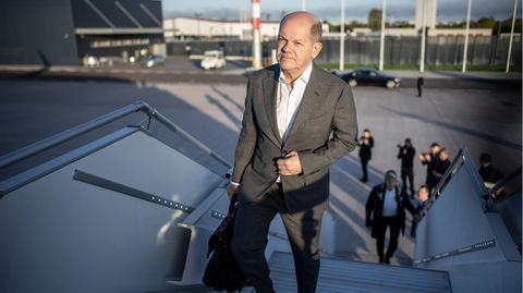 Bundeskanzler Olaf Scholz (SPD) steigt in ein Flugzeug der Flugbereitschaft, um zum Westbalkan-Gipfel nach Albanien zu fliegen 